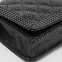 مملوكة مسبقًا Chanel Black Quilted Caviar Leather Boy Wallet On Chain