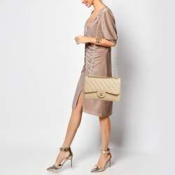 مملوكة مسبقًا حقيبة شانيل ذات قلاب مزدوج كلاسيكي جلد مبلوط بيج كبير الحجم