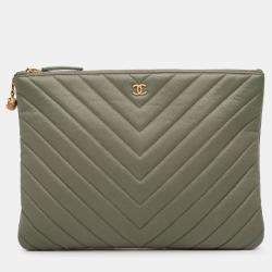 Pre Owned Chanel Green Medium Chevron Caviar Ancient Greek Charms O Case Clutch