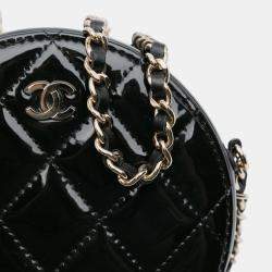 مملوكة مسبقًا Chanel Black Quilted Patent Round As Earth Crossbody