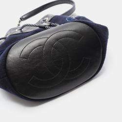 مملوكة مسبقًا Chanel Paris Hamburg Navy/Black Leather and Wool Shoulder Bag