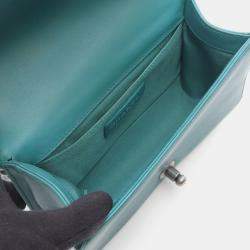 مملوكة مسبقًا حقيبة شانيل بوي صغيرة جلد أخضر حقيبة كتف