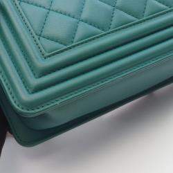 مملوكة مسبقًا حقيبة شانيل بوي صغيرة جلد أخضر حقيبة كتف