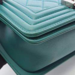 مملوكة مسبقًا حقيبة شانيل بوي صغيرة جلد أخضر حقيبة كتف