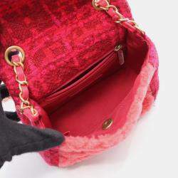 Pre Owned حقيبة شانيل كتف قلاب صغير مربع من الشيرلينج والتويد بلون الفوشيا
