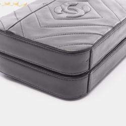 مملوكة مسبقًا حقيب ة شانيل شيفرون بيجو جلد أسود كاميرا