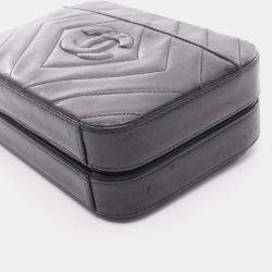 مملوكة مسبقًا حقيبة شانيل شيفرون بيجو جلد أسود كاميرا