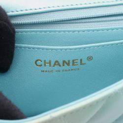 مملوكة مسبقًا حقيبة كتف شانيل صغيرة زرقاء متدرجة بأزرار خياطة بشكل مستطيل