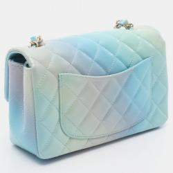 مملوكة مسبقًا حقيبة كتف شانيل صغيرة زرقاء متدرجة بأزرار خياطة بشكل مستطيل