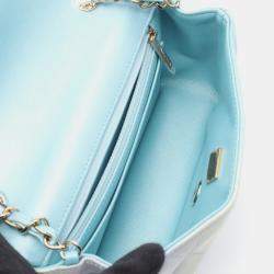 مملوكة مسبقًا حقيبة كتف شانيل صغيرة زرقاء متدرجة بأزرار خياطة بشكل مستطيل