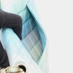 مملوكة مسبقًا حقيبة كتف شانيل صغيرة زرقاء متدرجة بأزرار خياطة بشكل مستطيل