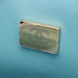 مملوكة مسبقًا حقيبة كتف شانيل صغيرة زرقاء متدرجة بأزرار خياطة بشكل مستطيل