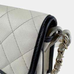 Pre Owned Chanel Matelasse Shoulder Bag In Leather And Metal Off-White Black Gold