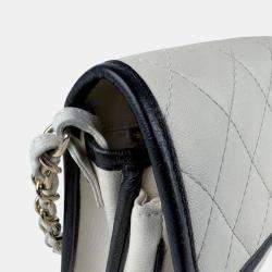 Pre Owned Chanel Matelasse Shoulder Bag In Leather And Metal Off-White Black Gold