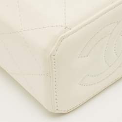 Pre Owned Chanel Off White Quilted Leather Vanity Clutch with Chain
