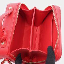 مملوكة مسبقًا حقيبة شانيل جلد أحمر فيليجري صغيرة للكتف