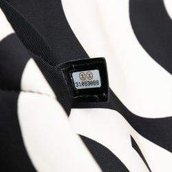 مملوكة مسبقًا حقيبة شانيل قلاب 19 حرير مطبوع أسود/أبيض متوسط