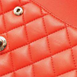 مملوكة مسبقًا حقيبة كتف شانيل قلاب مزدوجة متوسطة جلد أحمر