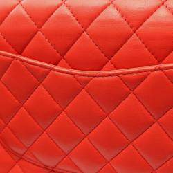 مملوكة مسبقًا حقيبة كتف شانيل قلاب مزدوجة متوسطة جلد أحمر