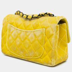Pre Owned حقيبة شانيل كلاسيك صغيرة مستطيلة مخملية صفراء بقلب واحد