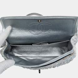 مملوكة مسبقًا شنطة شانيل كلاسيك صغيرة معدنية لاميه فضية بسلسلة بيجوكس قلاب مزدوج