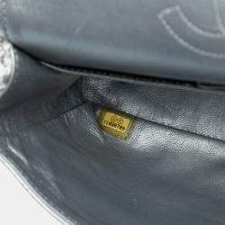 مملوكة مسبقًا شنطة شانيل كلاسيك صغيرة معدنية لاميه فضية بسلسلة بيجوكس قلاب مزدوج