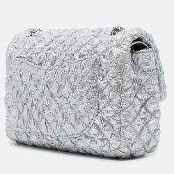 مملوكة مسبقًا شنطة شانيل كلاسيك صغيرة معدنية لاميه فضية بسلسلة بيجوكس قلاب مزدوج