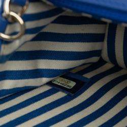 مملوكة مسبقًا حقيبة شانيال زرقاء متوسطة سي سي بشيفرون جلد العجل بقلاّب مغلف