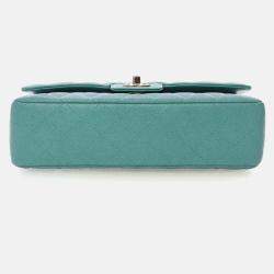 مملوكة مسبقًا حقيبة شانيل كلاسيكية مزدوجة الغطاء متوسطة جلد كافيار أزرق/أخضر