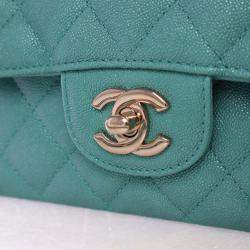 مملوكة مسبقًا حقيبة شانيل كلاسيكية مزدوجة الغطاء متوسطة جلد كافيار أزرق/أخضر