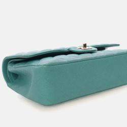 مملوكة مسبقًا حقيبة شانيل كلاسيكية مزدوجة الغطاء متوسطة جلد كافيار أزرق/أخضر