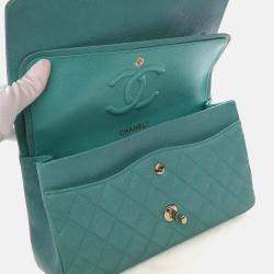 مملوكة مسبقًا حقيبة شانيل كلاسيكية مزدوجة الغطاء متوسطة جلد كافيار أزرق/أخضر