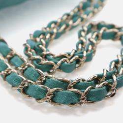 مملوكة مسبقًا حقيبة شانيل كلاسيكية مزدوجة الغطاء متوسطة جلد كافيار أزرق/أخضر