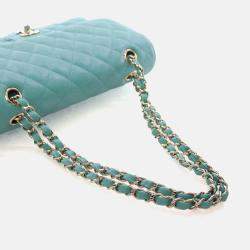 مملوكة مسبقًا حقيبة شانيل كلاسيكية مزدوجة الغطاء متوسطة جلد كافيار أزرق/أخضر