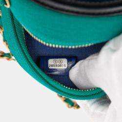 مملوكة مسبقًا حقيبة شانيل مستديرة كروس بودي قماش جيرسي ثلاثية الألوان أزرق أخضر CC فيليجري