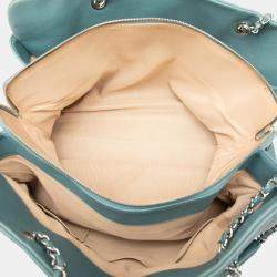 مملوكة مسبقً�ا حقيبة يد شانيلازرق مبطن جلد كافيار تايملس كبير جداً