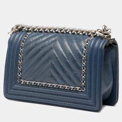 مملوكة مسبقًا جاكيت شانيل فلاب بوي جلد عجل معتق شيفرون أزرق داكن صغير