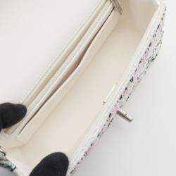 Pre Owned حقيبة كتف شانيل ماتلاسيه قماش غطاء مفرد أبيض بألوان متعددة