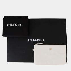 مملوكة مسبقًا Chanel 22 Matelasse Perforated Small Handbag In Shiny Calfskin Leather White