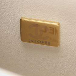 Pre Owned حقيبة كتف شانيل بوي شانيل صغيرة جلد عجل محبب كافيار (أبيض)