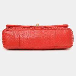 مملوكة مسبقًا حقيبة شانيل جلد الثعبان الأحمر مقاس متوسط قلاب مزدوج 2016-17