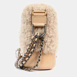 مملوكة مسبقًا Chanel 2017-18 Beige Shearling/Leather Small Gabrielle Crossbody