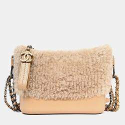 مملوكة مسبقًا Chanel 2017-18 Beige Shearling/Leather Small Gabrielle Crossbody