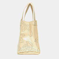 مملوكة مسبقًا حقيبة شانيل كاميليا كريمية مثقبة برّاقة