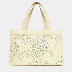 مملوكة مسبقًا حقيبة شانيل كاميليا كريمية مثقبة برّاقة