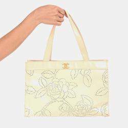 مملوكة مسبقًا حقيبة شانيل كاميليا كريمية مثقبة برّاقة