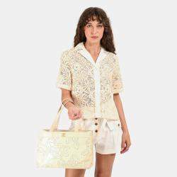 مملوكة مسبقًا حقيبة شانيل كاميليا كريمية مثقبة برّاقة