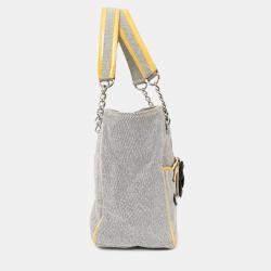 مملوكة مسبقًا حقيبة توت شانيل قماش شوكو بار رقم 5 كامليا CC رمادي/أصفر 2005-06