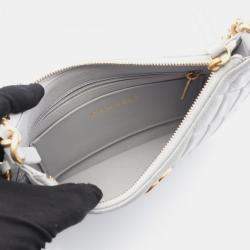 مملوكة مسبقًا حقيبة هوبو جلد رمادية سلسلة حول CC من شانيل