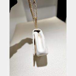 مملوكة مسبقًا حقيبة شانييل 22 سي بيضاء سلسلة مشبك مزدوج